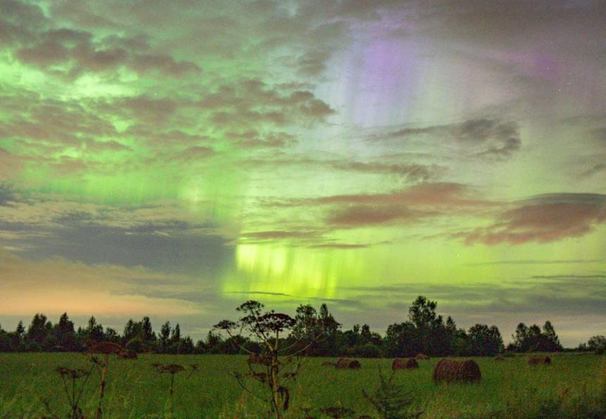 Неожиданный эффект магнитных бурь: жители разных регионов России увидели северное сияние. Фото