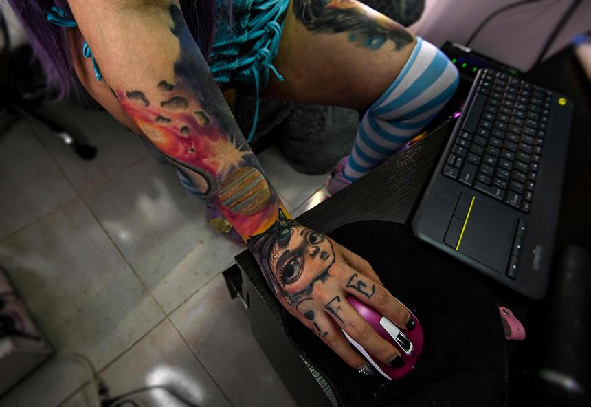 Колумбийская девушка-модель Анджела Чиануро выступает во время веб-сессии в своей квартире в Боготе 12 апреля 2020 года