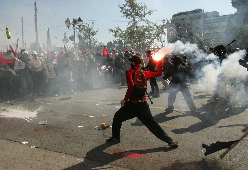 Греческие анархисты столкнулись с мирными демонстрантами и полицией по борьбе с беспорядками на площади Синтагма в центре Афин, Греция, 20 октября 2011 год