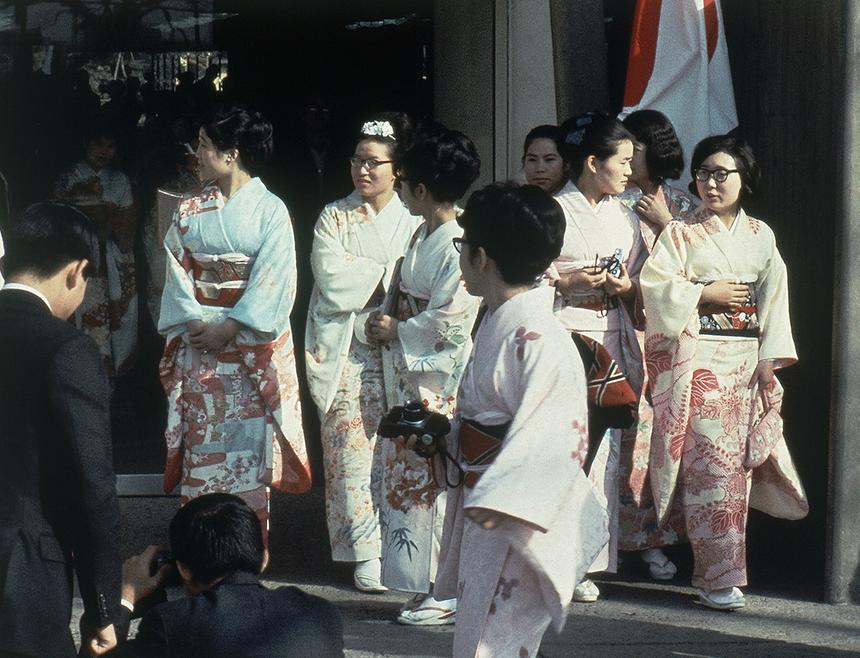 Женщины в кимоно идут по улице в Японии в 1970 году