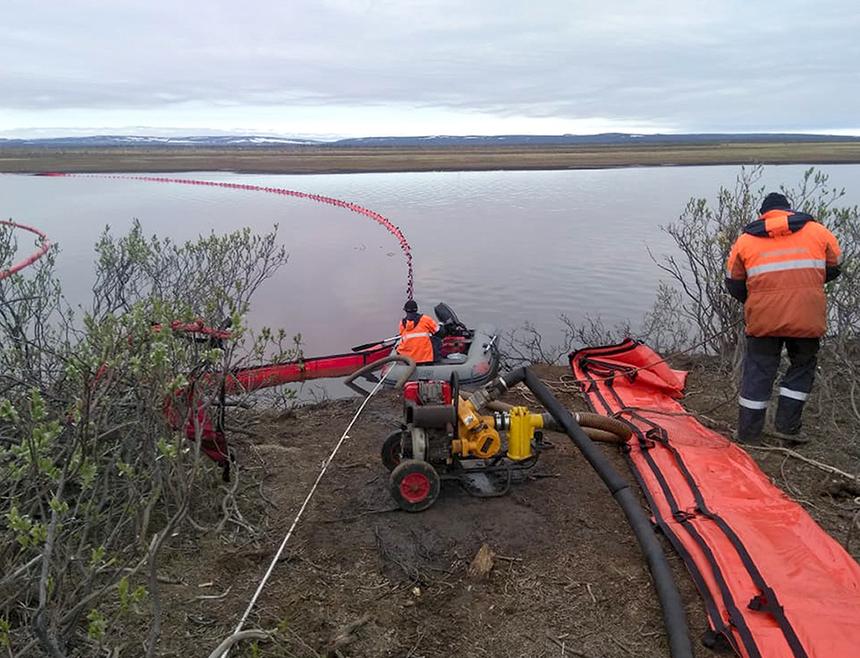 Спасатели работают над предотвращением распространения разлива нефти недалеко от Норильска, 2020 год