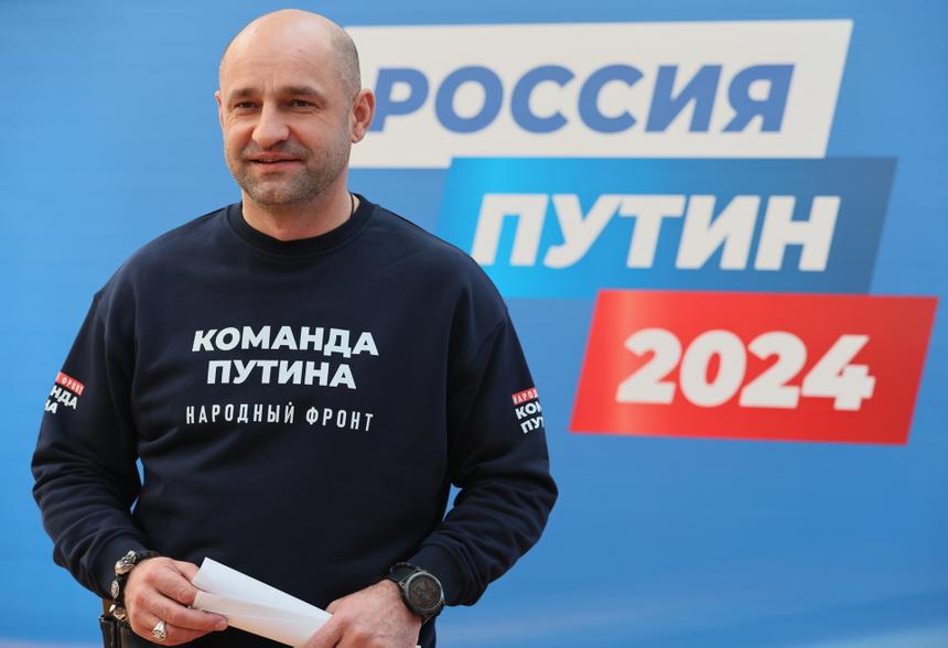 Артём Жога в региональном избирательном штабе по поддержке действующего президента РФ Владимира Путина.