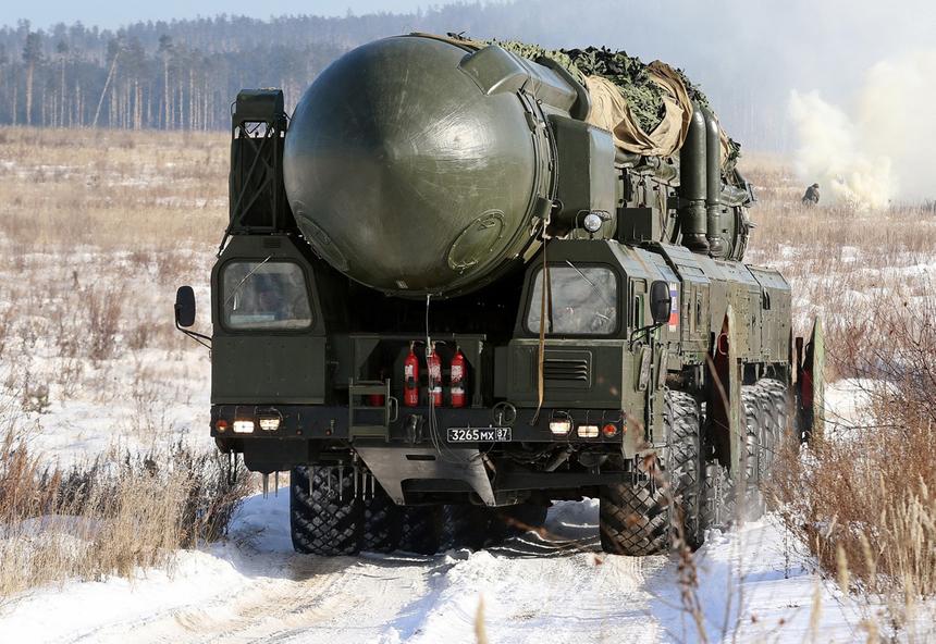 Подвижный грунтовый ракетный комплекс стратегического назначения с трёхступенчатой твердотопливной межконтинентальной баллистической ракетой РС-12М на марше, 2017 год