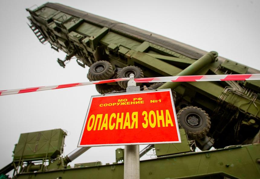 Загрузка межконтинентальной баллистической ракеты «Тополь-М» в пусковую шахту в одном из ракетных полков Татищевского соединения РВСН