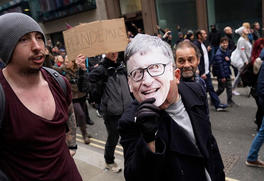 Протестующий против локдауна носит маску  Билла Гейтса во время марша против продолжающихся ограничений, связанных с коронавирусом, в центре Лондона, 2021 год