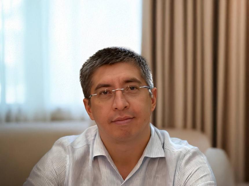 Ильдар Хажаев имеет коллекцию священных писаний различных религий мира