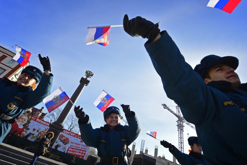 Участники танцевального флешмоба в честь Дня Конституции на центральной площади Владивостока, 12 декабря 2015 г.