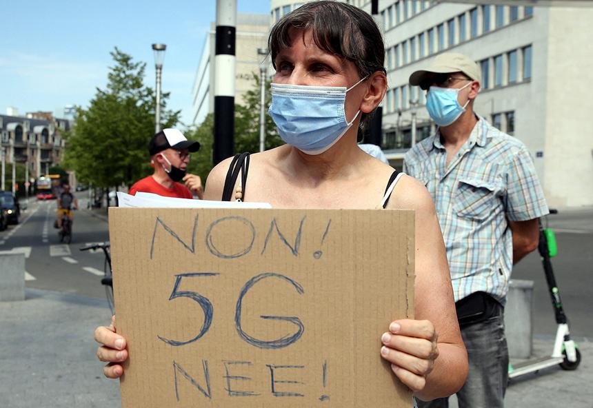 Активисты протестуют в Брюсселе против развития сетей 5G