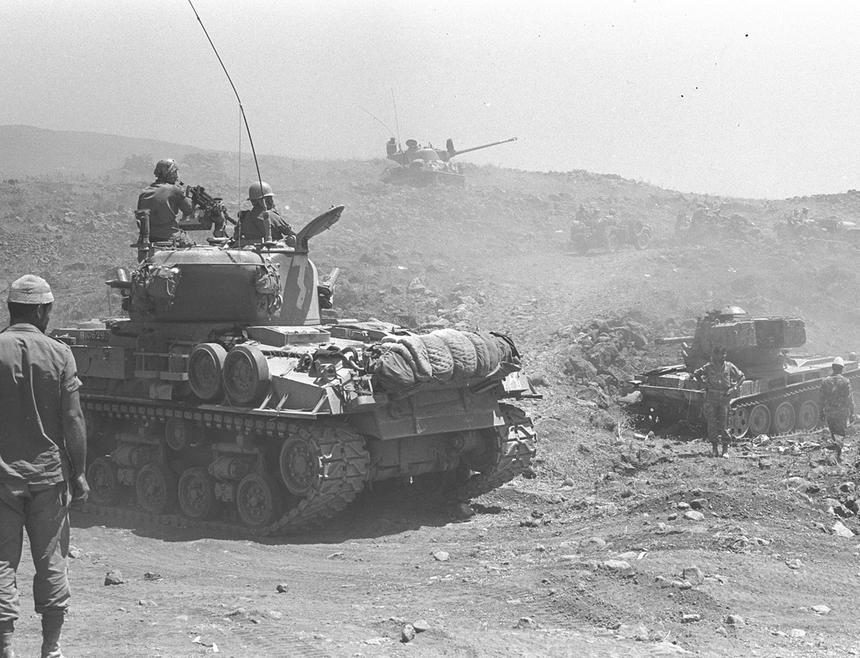 Израильские танки наступают на Голанские высоты. Июнь 1967 года