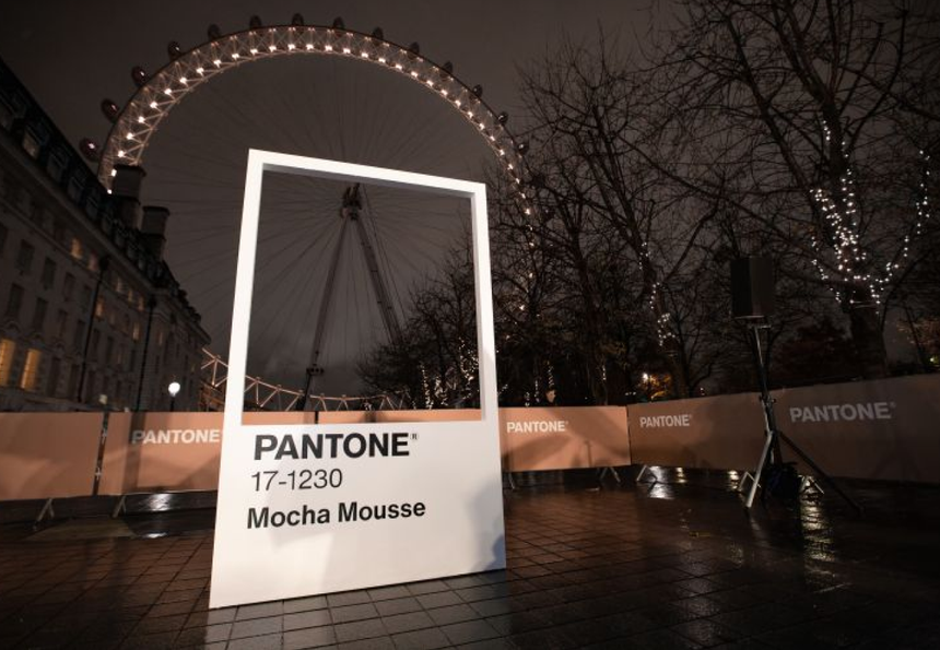 С чем и как правильно носить цвет 2025 года по версии Pantone? Отвечают стилисты