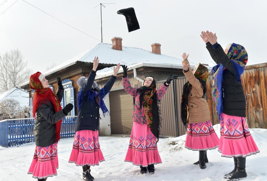 Девушки гадают с валенком на суженого