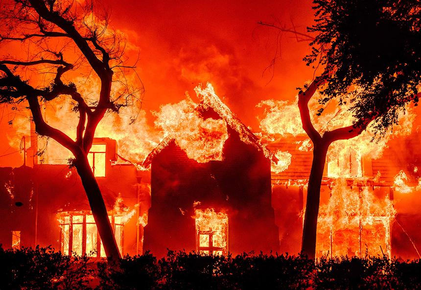 Уничтожены особняки Перис Хилтон, Бена Аффлека, Стивена Спилберга и других звёзд. Что случилось в Калифорнии