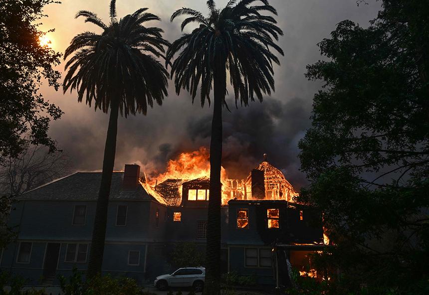 Уничтожены особняки Перис Хилтон, Бена Аффлека, Стивена Спилберга и других звёзд. Что случилось в Калифорнии