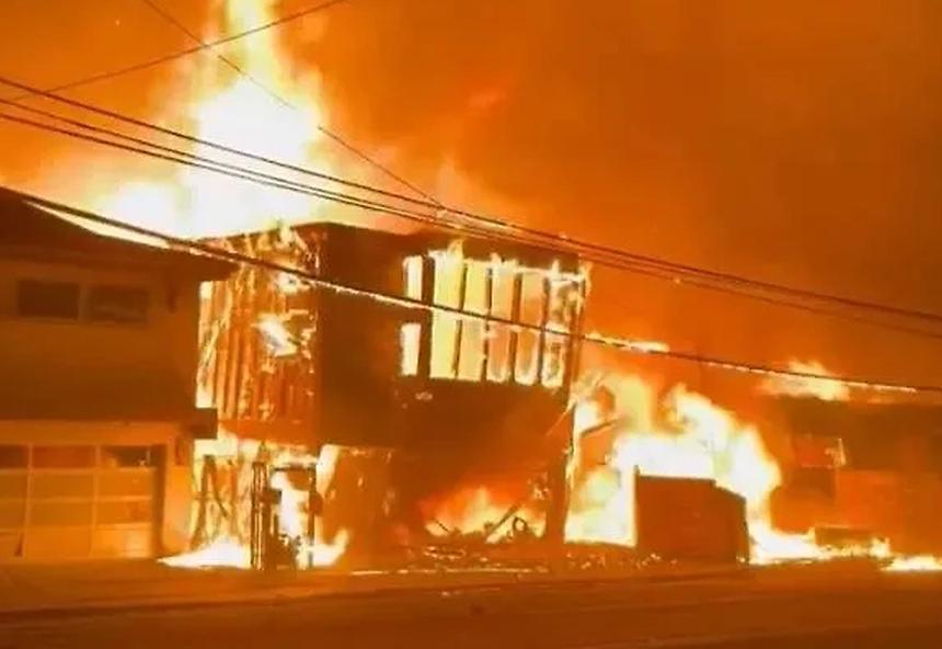 Один из уничтоженных пожаром домов в Малибу