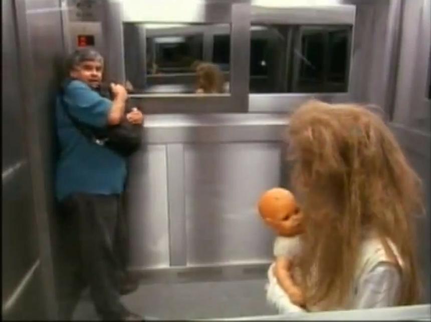 Телешоу "Программа Сильвио Сантоса", в результате которого люди застряли в лифте с маленькой девочкой-призраком.