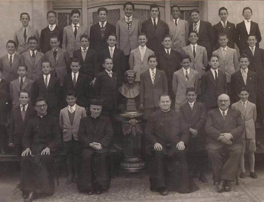 Хорхе Марио Бергольо стоит во втором ряду, четвертый слева, 1948 год