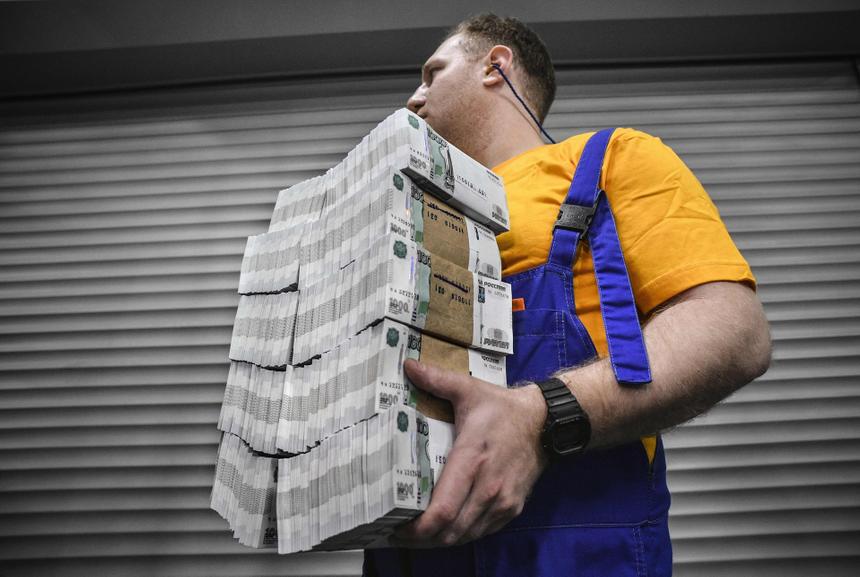 «Рубль двигают спекулянты». Аналитик объяснил, почему доллар снова подорожает