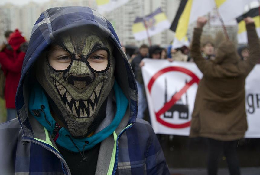 Националисты несут баннер. Россия, 2013 год