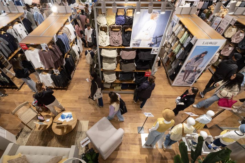 Uniqlo никогда не вернётся в Россию из-за обещания владельца. Что он сказал