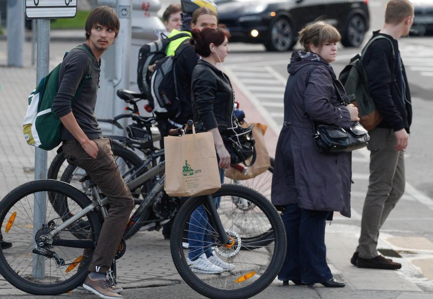 Нужно ли спешиваться на зебре или не обязательно: правила для велосипедов и самокатов в 2025 году