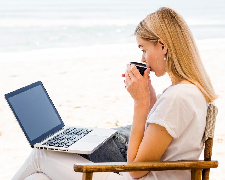 Забить на работу в отпуске — норм или стрём? Что за тренд обсуждают в Сети