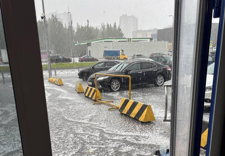 Петербург засыпало снегом в конце августа. Что творится в городе — фото и видео