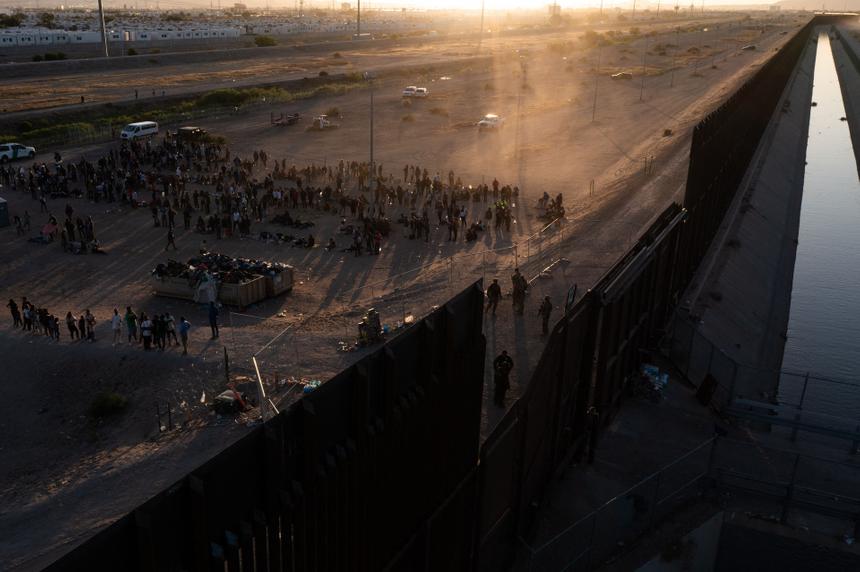 25 штатов взялись за оружие и попросили Байдена уйти с дороги. Что происходит в Техасе и чем это аукнется России