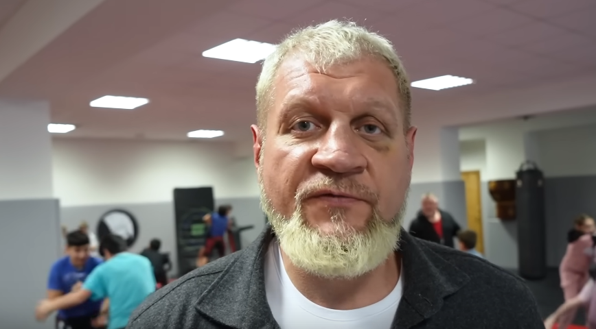 Боксёр Александр Емельяненко помочился на пол в аэропорту, угрожал охраннику и отделался селфи с полицией
