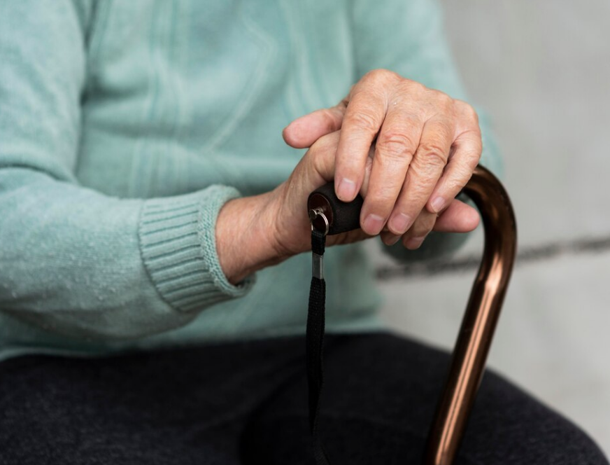 83-летнюю россиянку отказались положить на операцию. От неё плохо пахло