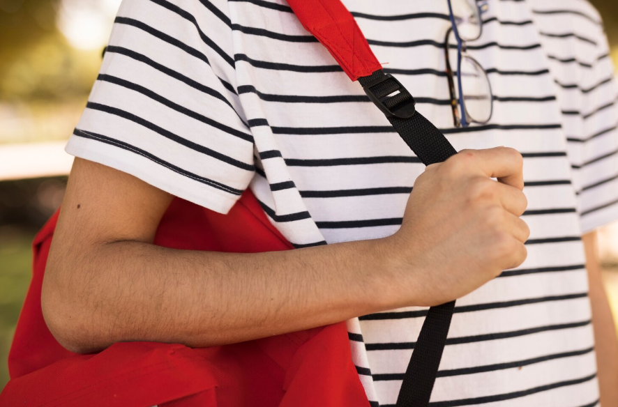 13-летний школьник учил людей собирать бомбы и планировал теракты. Подробности