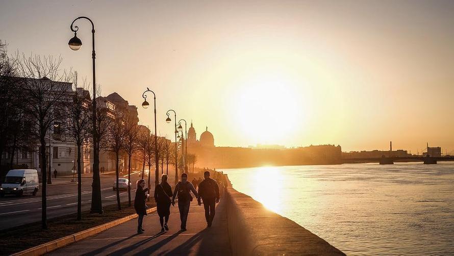 В торговые центры Петербурга перестали пускать без QR-кодов
