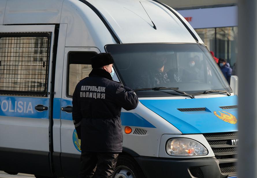 На заправках Казахстана начались кулачные бои за топливо