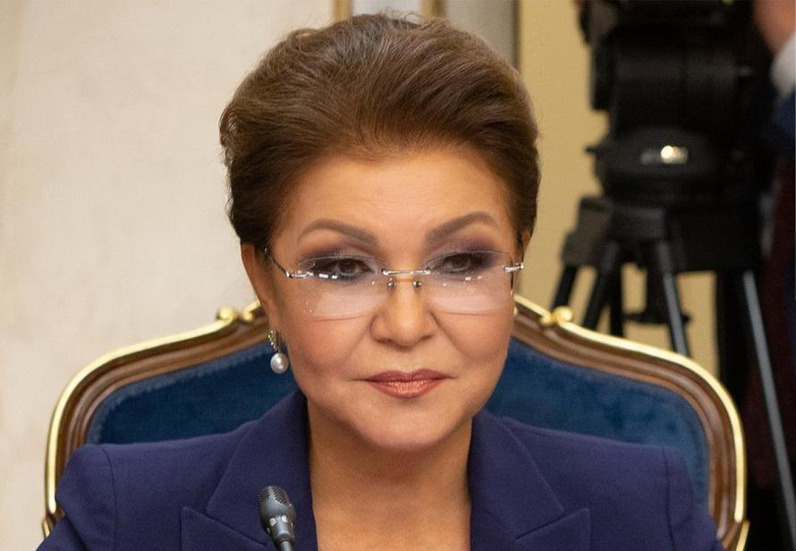 Дочь Назарбаева не появилась на заседании парламента. Это объяснили её болезнью