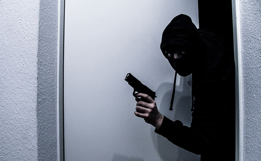 Наставили пистолет и требовали денег. Создателя программы «Куклы» ограбили на 15 млн рублей