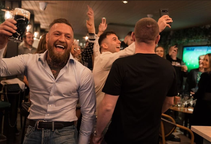 Забросали коктейлями Молотова. В Ирландии напали на паб Конора Макгрегора