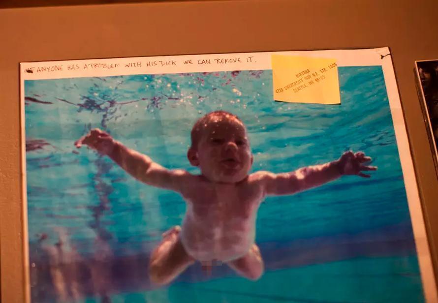 Повзрослевший «младенец с обложки» снова подал в суд на Nirvana
