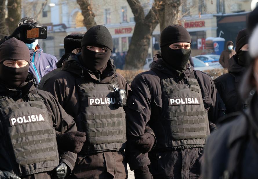 Во время беспорядков в Казахстане украли тела из моргов и обчистили оружейные магазины