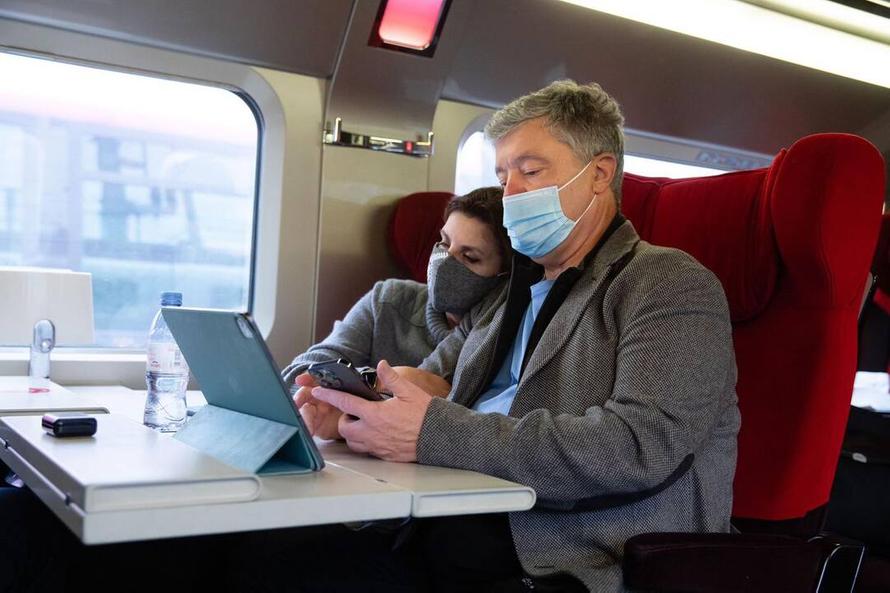 Порошенко прилетел в Киев, где ему грозит арест