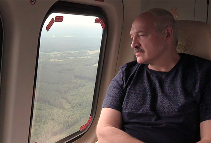 «Я на вертолёте летел, всё видно». Лукашенко оценил заваленный снегом Петербург