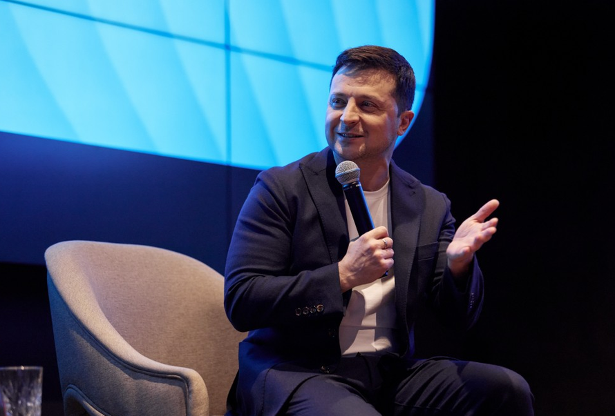 Зеленский пообещал пожилым украинцам смартфон за прививку