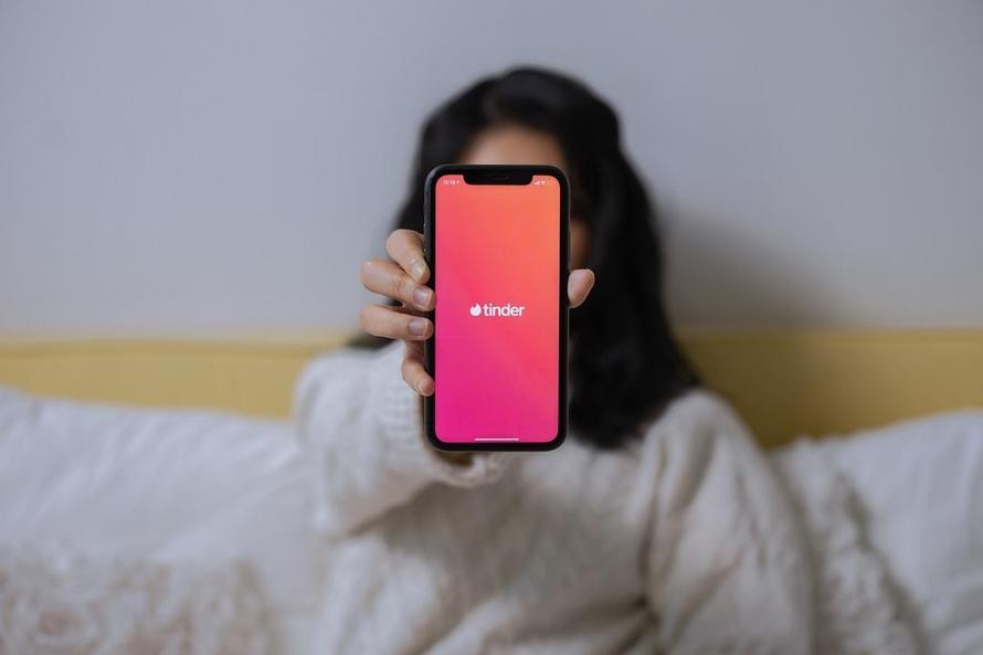 Tinder отказался от дискриминации пользователей по возрасту
