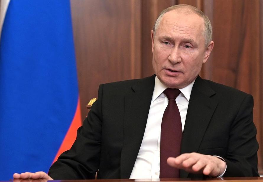 Путин поручил военным обеспечить мир в Донбассе