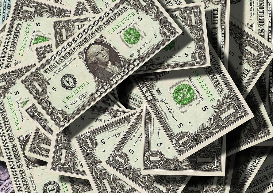 Курс доллара упал ниже 90 рублей, евро подешевел до 100 рублей