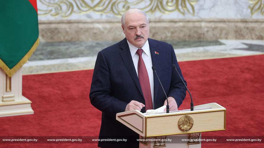 «Уцепились в нас железобетонно». Лукашенко рассказал о 2-часовом разговоре с Путиным