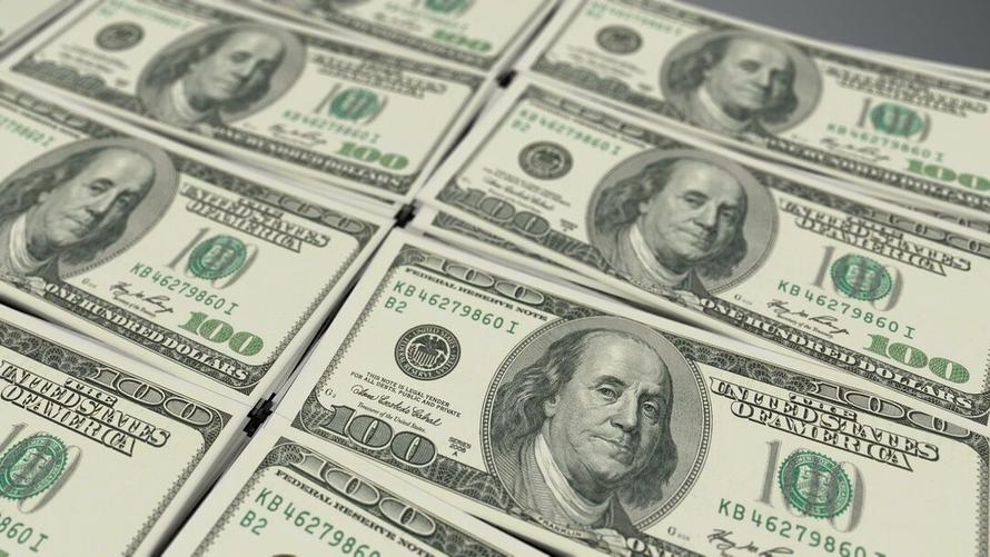 Курс доллара впервые поднялся выше 121 рубля