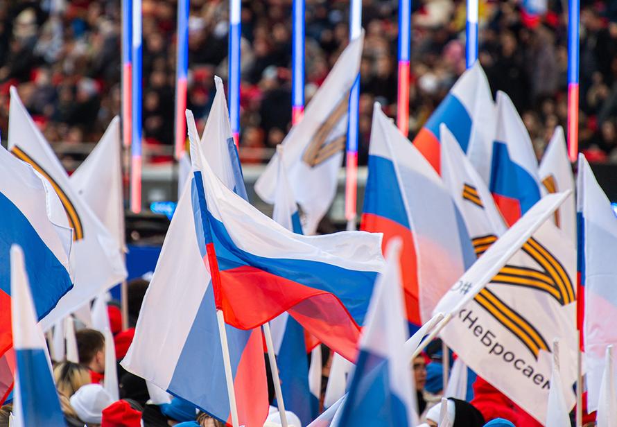 Суд оштрафовал россиянина на 30 тыс. рублей за плевок в баннер с буквой Z