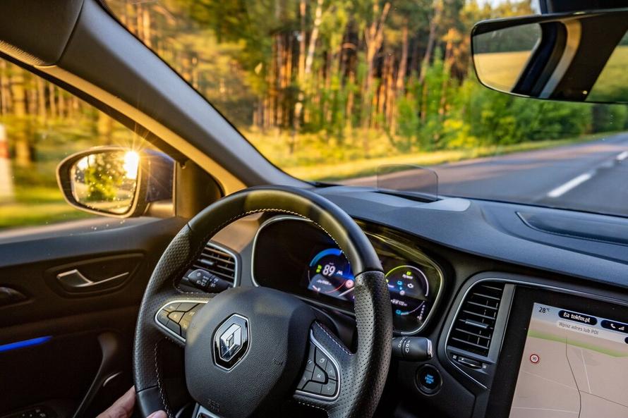 Renault приостановил работу в России. Группа контролирует «АвтоВАЗ»