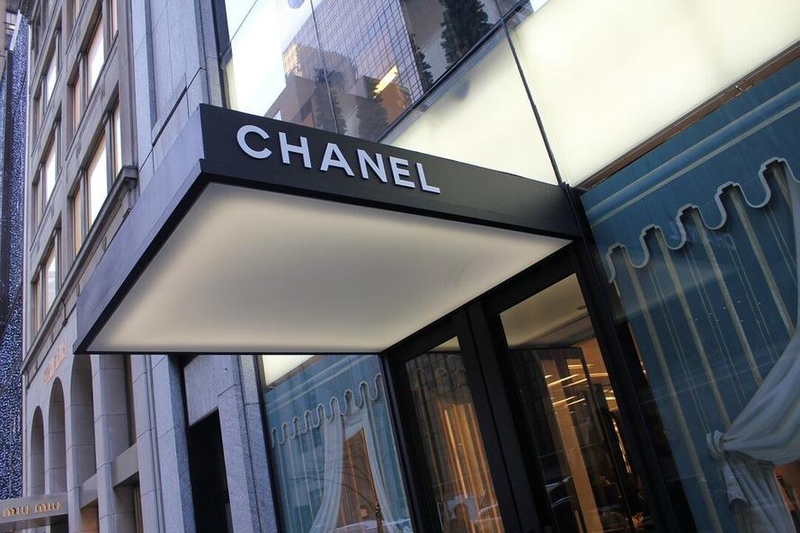 Chanel оправдалась за дискриминацию россиян в магазинах бренда
