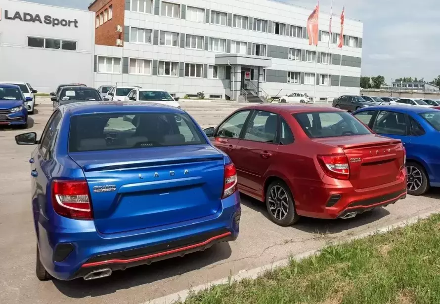 Продажи автомобилей Lada в России упали более чем на 50%