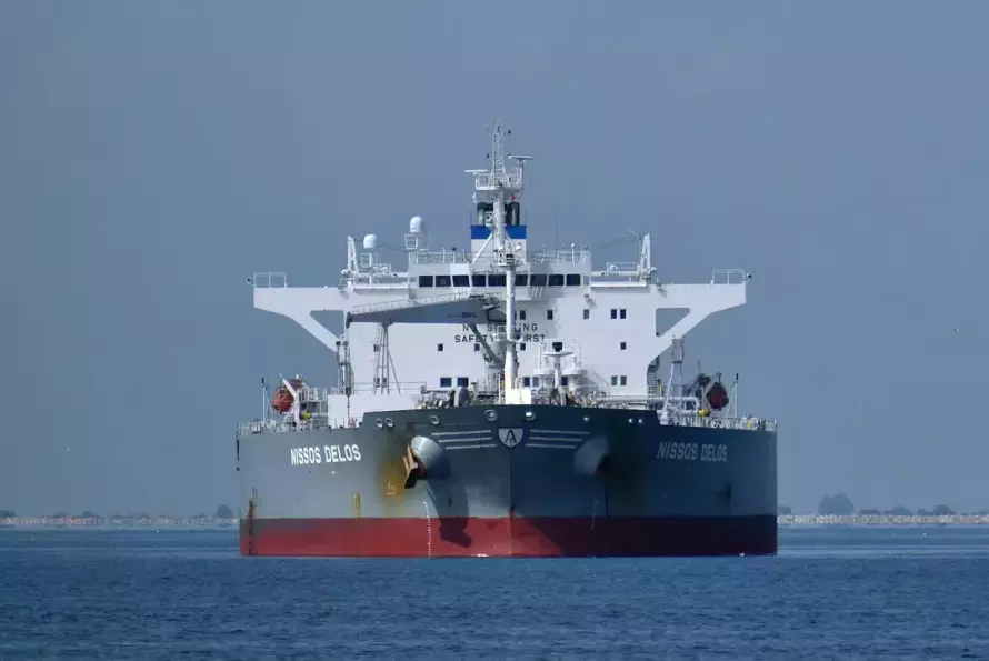 Греция освободила российский нефтяной танкер
